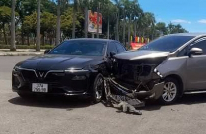Ảnh TNGT: Toyota Innova tan nát khi đâm vào VinFast Lux A